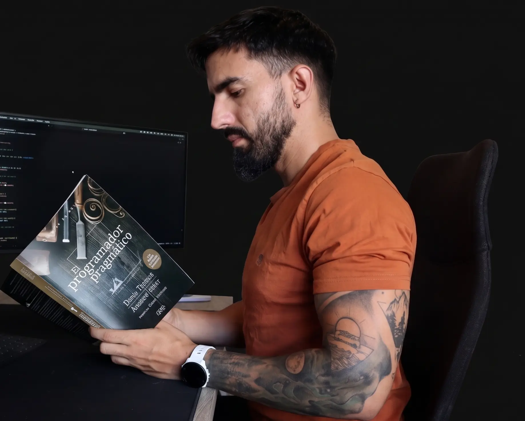 Julián Campos leyendo un libro en su espacio de trabajo